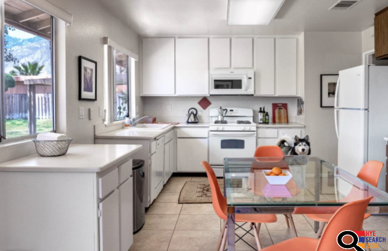Nicely Decorated Vacation House for Rent, Pet Friendly, Large Private Bath, Centrally Located in Palm Springs, CA