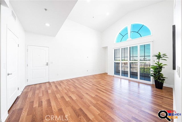  Penthouse Condo in The Center of The Valley in Reseda, CA