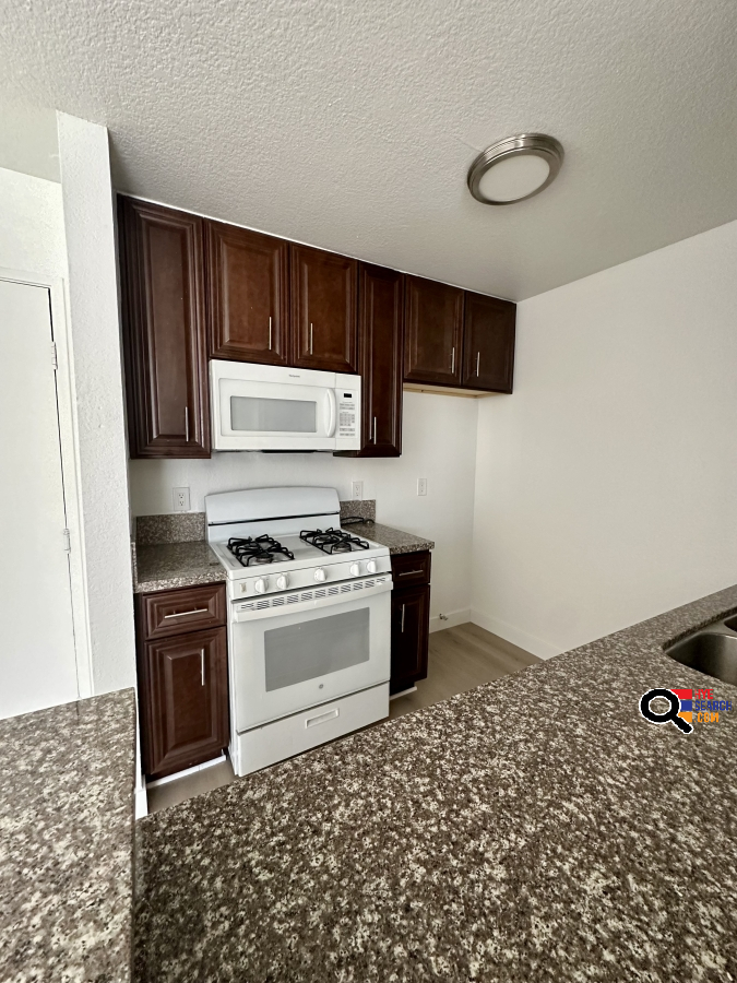  Beautiful 1 bed 1 bath. Prime Location in Van Nuys, CA