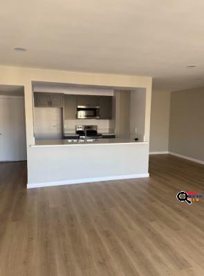 Apartment for Rent with Pool in Hollywood, CA